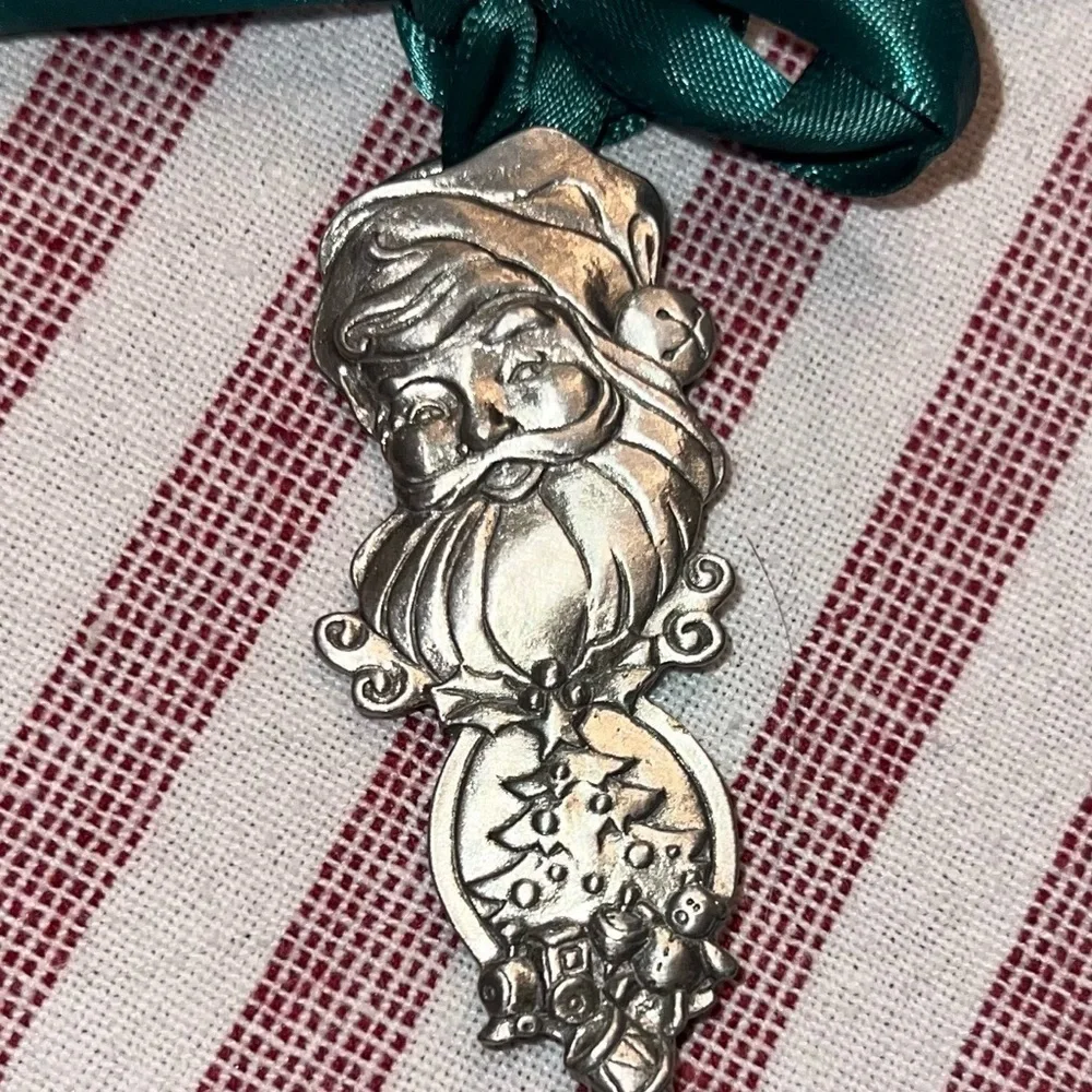 Longaberger 2001 Santa's Pewter Christmas Key Ornament